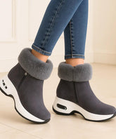 Comprar botinha feminina térmica cinza com solado plataforma antiderrapante e forro peluciado para conforto extremo em caminhadas no inverno em promoção AREZZO